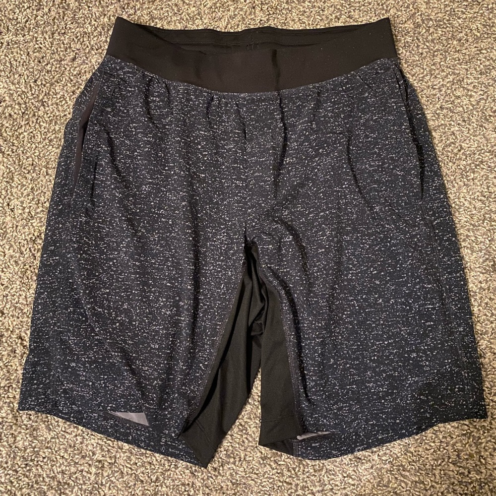 Men’s Speckled Black Lululemon Short w/ Liner (Medium)